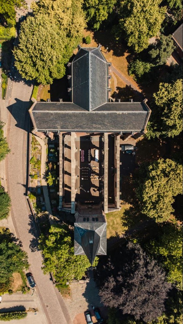 Interieur van een oude kerk met warm zonlicht
